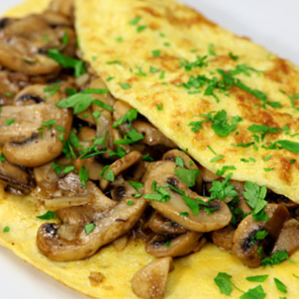 Omelette aux oignons, champignons et ciboulette