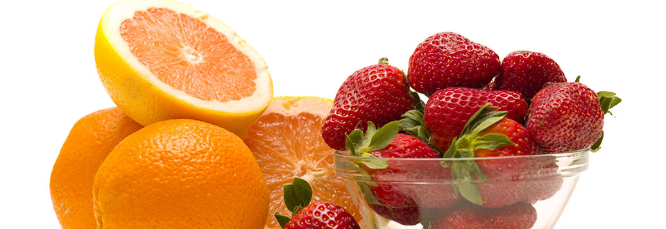 frischer-orangensaft-aus-zwei-orangen-und-eine-handvoll-erdbeeren