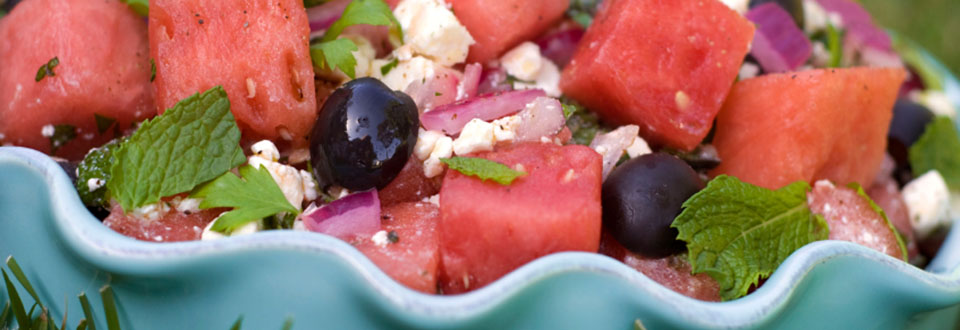 salat-mit-feta-wassermelone-und-wuerzigem-pfefferdressing