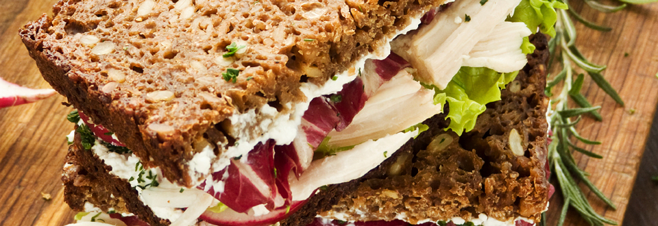 sandwich-mit-pute-avocado-und-huettenkaese