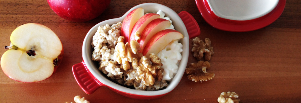 hafer-porridge-mit-aepfeln-und-huettenkaese