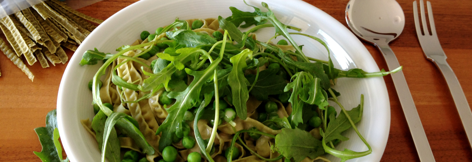 edamame-noodles-mit-rucola-und-erbsen